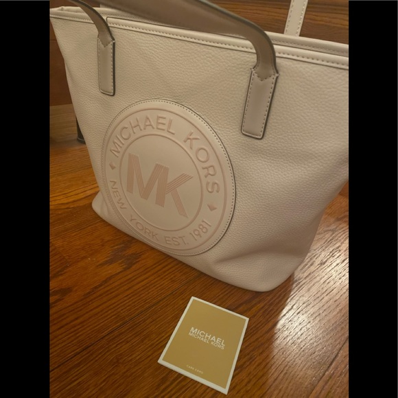 Michael Kors pale pink Tote Handbag. New w/tags, zippered top side compartments - Picture 3 of 6